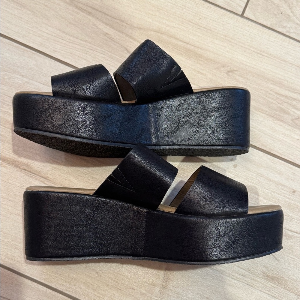 BOUTIQUE by CORKYS Black Shamrock Strappy Sandals - Picture 3 of 10
